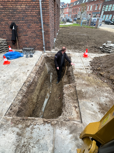 Met de hand graven naar geplette riolering - RIR Leidingtechniek B.V. riool-rir-rioolwerkzaamheden-rioolrenovatie-rioolreparatie